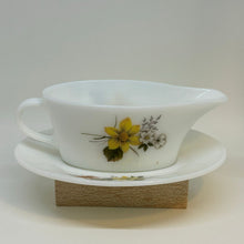 Load image into Gallery viewer, PYREX JAJ Autumn Glory SAUCE GRAVY BOAT and STAND