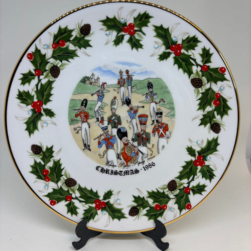 ROYAL GRAFTON Twelve Days of Christmas Plate, Eleven Pipers Piping