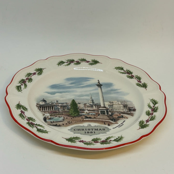 Vintage WEDGWOOD Trafalgar Square Christmas 1981 Plate Boxed