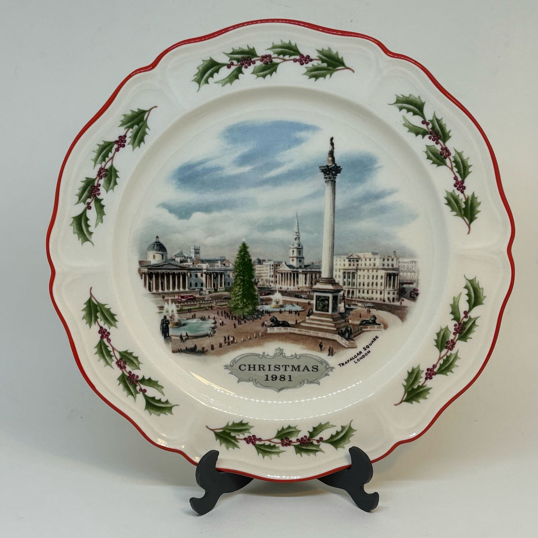 Vintage WEDGWOOD Trafalgar Square Christmas 1981 Plate Boxed