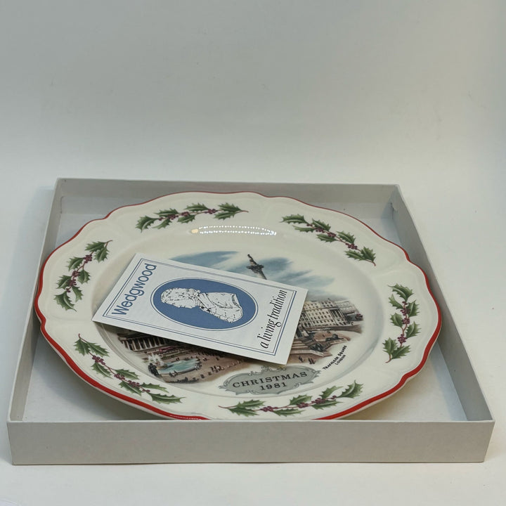 Vintage WEDGWOOD Trafalgar Square Christmas 1981 Plate Boxed