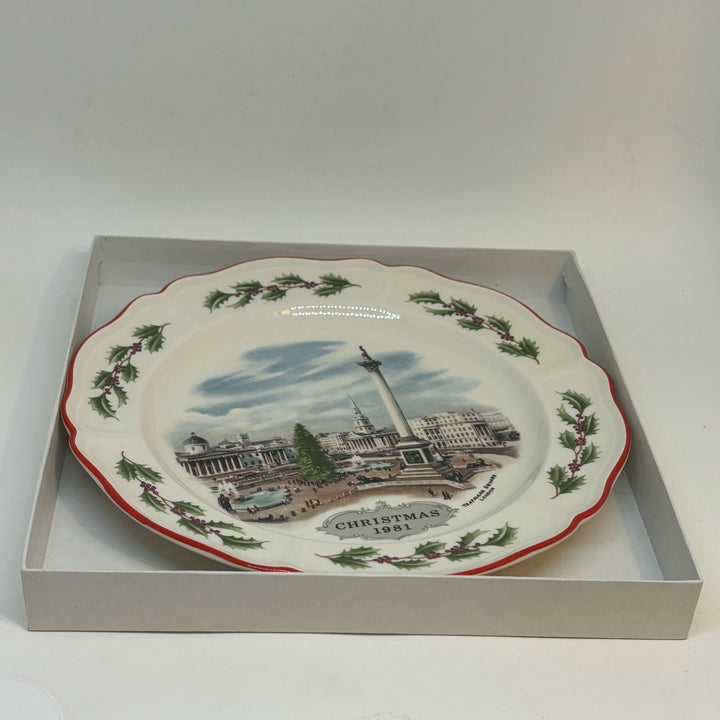 Vintage WEDGWOOD Trafalgar Square Christmas 1981 Plate Boxed