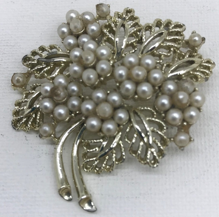 Vintage CORO Costume Jewellery BROOCH Silver Tone Faux Pearls 1940s