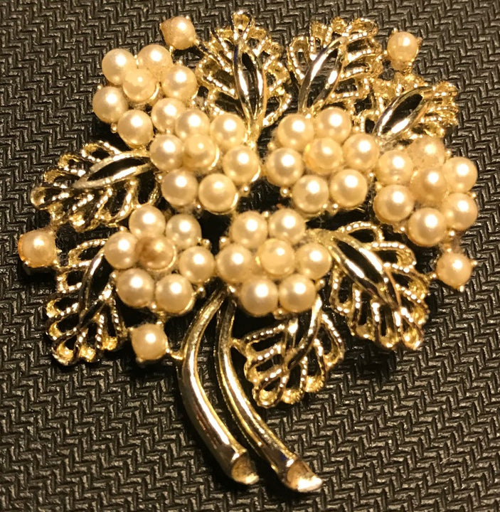 Vintage CORO Costume Jewellery BROOCH Silver Tone Faux Pearls 1940s
