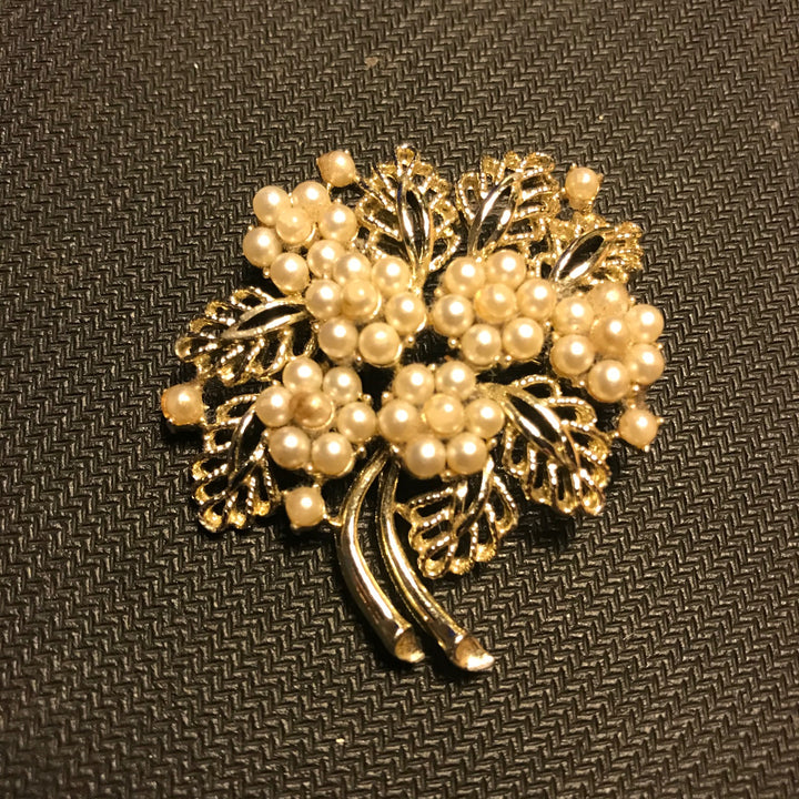 Vintage CORO Costume Jewellery BROOCH Silver Tone Faux Pearls 1940s