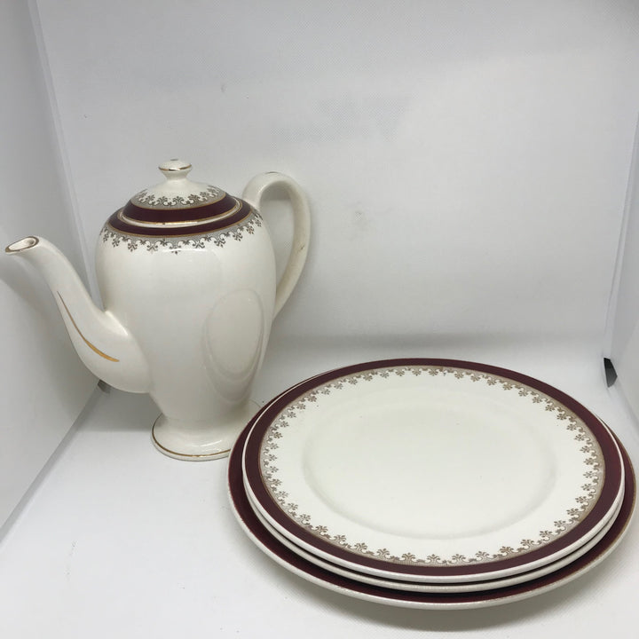 WASHINGTON POTTERY LUNCH PLATES burgundy and gold pattern 9.25" - 1960s